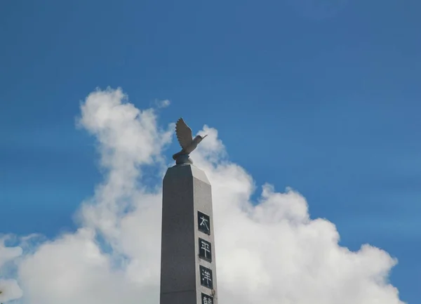 サイパン 北マリアナ諸島 マルピ サイパンの第二次世界大戦記念碑の上に象徴的な鳥 — ストック写真