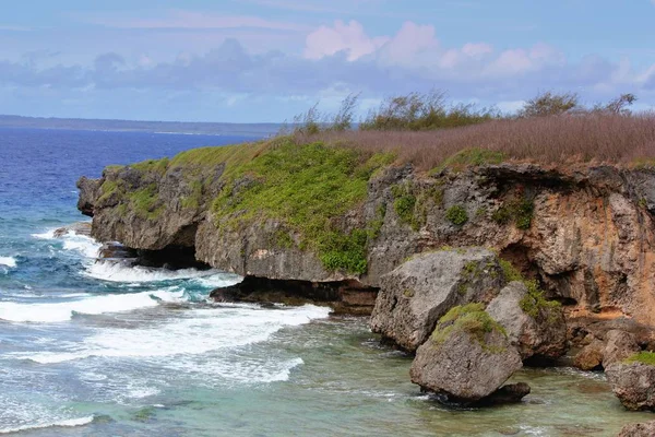Güzel kaya oluşumları ve kayalıklar bir kıyı plajı sınır 