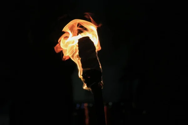 Feuer Das Aus Einer Flammenden Tiki Fackel Vor Dunklem Hintergrund — Stockfoto