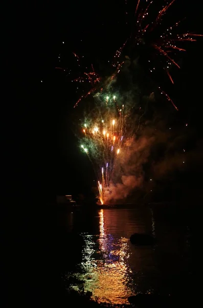 Feux Artifice Multicolores Explosion Fumée Reflétés Dans Eau — Photo