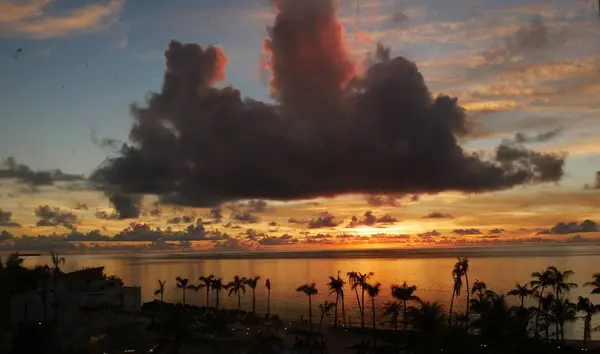 夕暮しの熱帯のビーチで美しい夕日の上に重い雲 — ストック写真