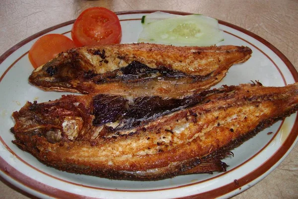 Pescado Crujiente Leche Frita Bangus Servido Con Pepinos Tomates Plato —  Fotos de Stock