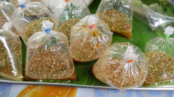 Saus Pedas Kacang Dalam Plastik Transparan Dipajang Atas Nampan Dengan — Stok Foto