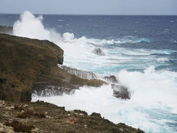 Grandes Olas Chapotean Contra Rocas Afiladas Una Isla Tropical — Foto de Stock