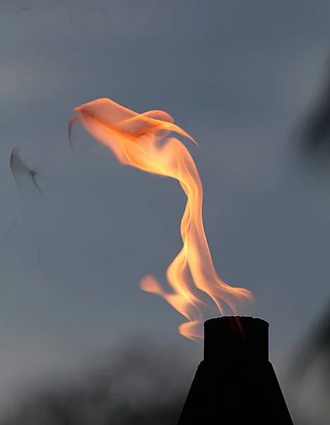 Płonący Palnik Tiki Płomieniem Wznoszącym Się Niebie — Zdjęcie stockowe