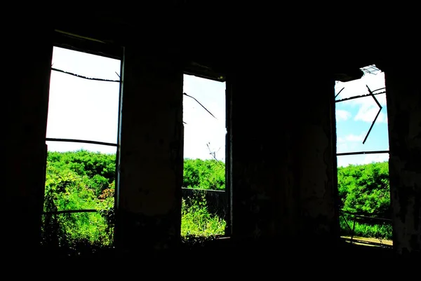 Trzy Okna Starych Opuszczonych Ruin Wojny Światowej Budynku — Zdjęcie stockowe