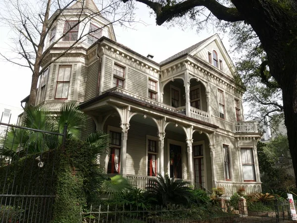 New Orleans, Louisiana--Aralık 2017: New Orleans, Louisiana'daki tarihi Charles Bulvarı boyunca bir koloni evinin taretinin yakın çekimi.