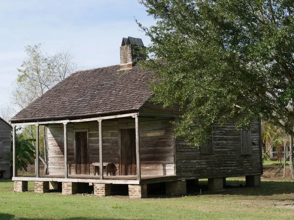 Eski çiftlik evlerinde kölelik yapan ahşap evler.