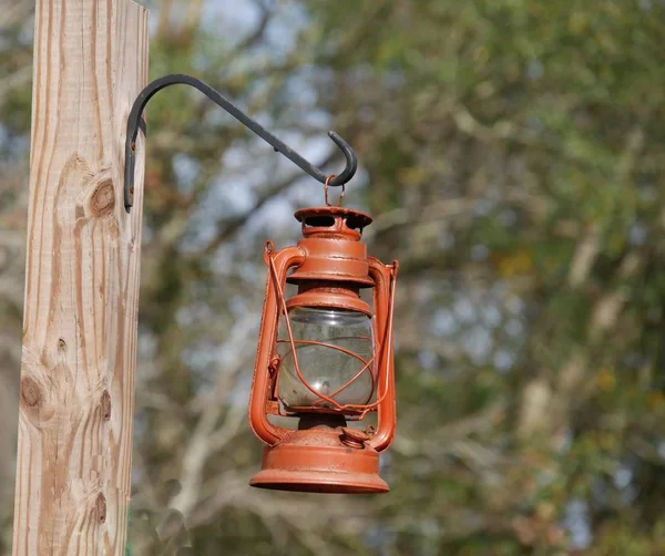 Oude Roestige Olielamp Opknoping Een Metalen Haakje Van Een Houten — Stockfoto