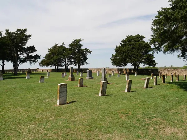 俄克拉荷马州雷诺堡 2017 位于埃尔雷诺堡军事哨所的雷诺堡邮政公墓的旧墓碑 1874 — 图库照片