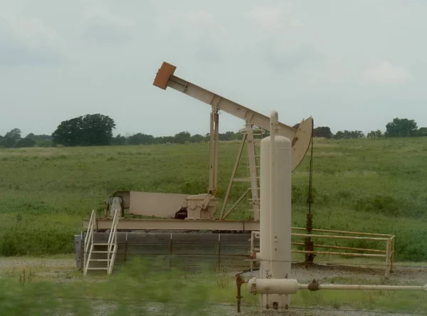 Plataforma Bombeo Pozos Petróleo Una Granja Junto Carretera — Foto de Stock