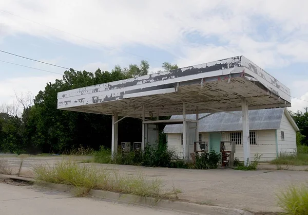 Ancienne Station Service Abandonnée Avec Peinture Écaillée Long Une Autoroute — Photo