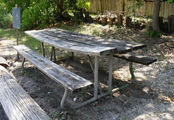 Oude Houten Banken Tafel Naast Een Gevallen Log Een Buiten — Stockfoto