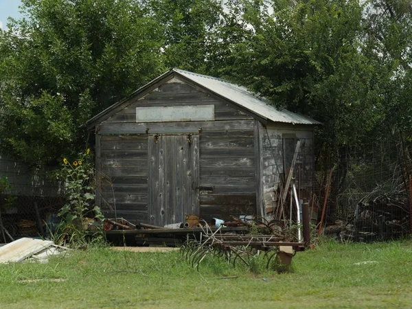 Verlassener Geräteschuppen Auf Einem Ackerland — Stockfoto