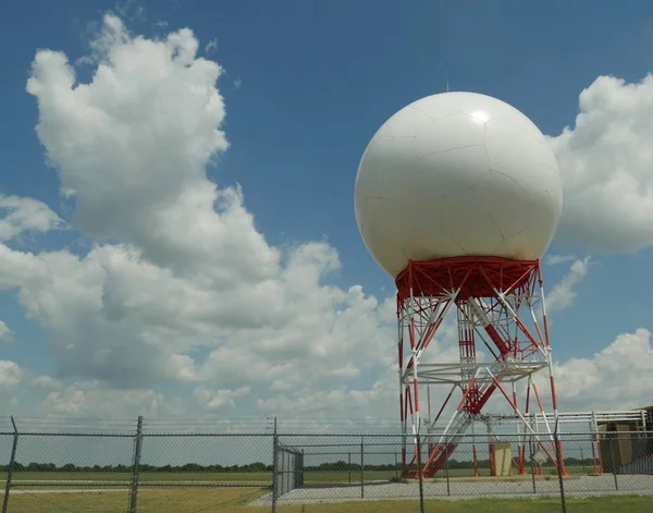Kuzey Oklahoma küçük bir havaalanında Büyük yuvarlak Doppler radar kulesi