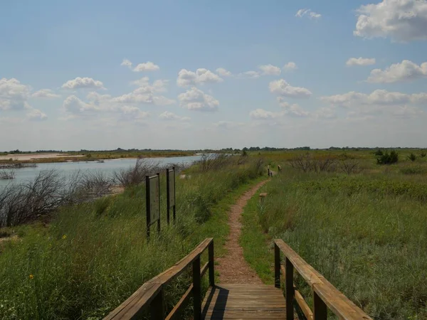 Tuz ovası gözlemevinde ahşap köprülü küçük patika