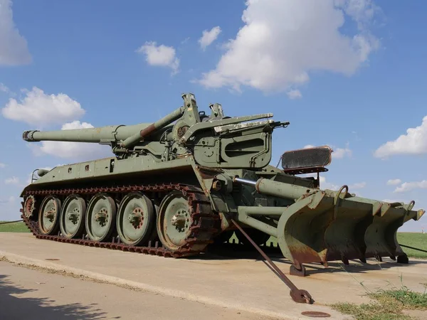 Opwaartse Schot Van Een Militaire Tank Langs Weg Met Blauwe — Stockfoto