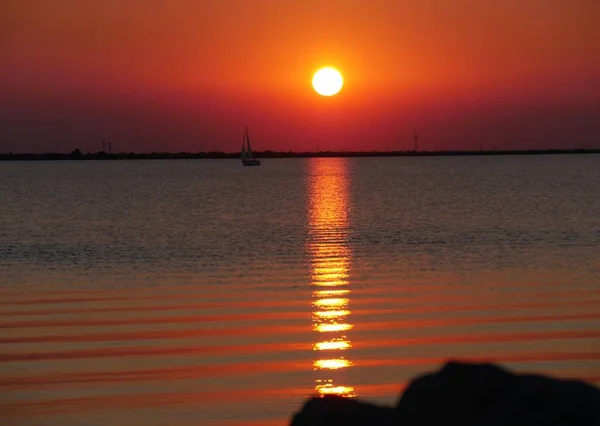 Atardecer Proyecta Reflejos Ardientes Anaranjados Agua — Foto de Stock