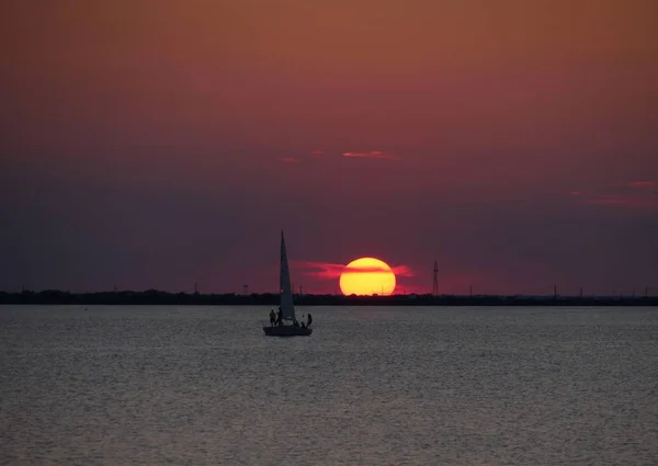 Nagy Kerek Nap Kezdődik Meg Horizonton Egy Csónak Vitorlás Vízben — Stock Fotó