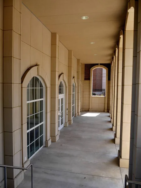 Zicht Een Gang Buiten Een Gebouw Met Zuilen Glazen Deuren — Stockfoto