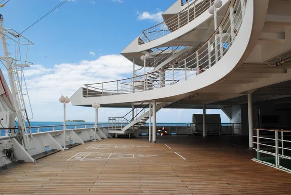 停泊在热带岛屿的游轮在开放甲板上的楼梯 — 图库照片