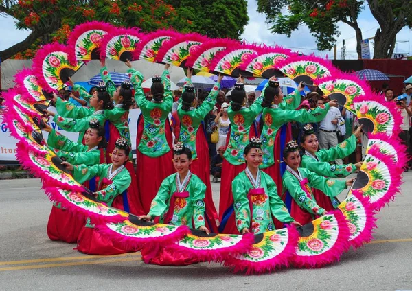 塞班岛 Cnmi 2015年7月 来自韩国的Bj舞蹈团在塞班岛解放游行的圆形扇形队伍中身着五颜六色的服装 — 图库照片