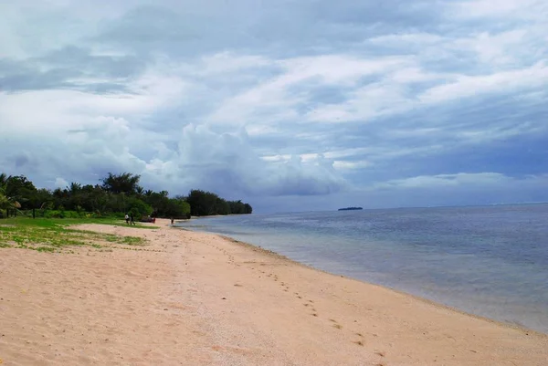 多云天在热带岛屿上延伸美丽的海滩 — 图库照片