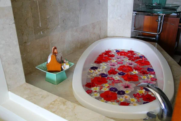 Wide Shot White Bathtub Filled Hibiscus Plumeria Flowers — 스톡 사진