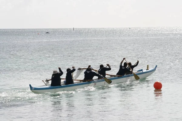 Tinian, Cnmi -- Canoers Şubat 2016'da Tinian, Kuzey Mariana Adaları'nda her yıl düzenlenen Pika Festivali'nde kano yarışı kazanmak için takım çalışmasında kürek çekiyor.