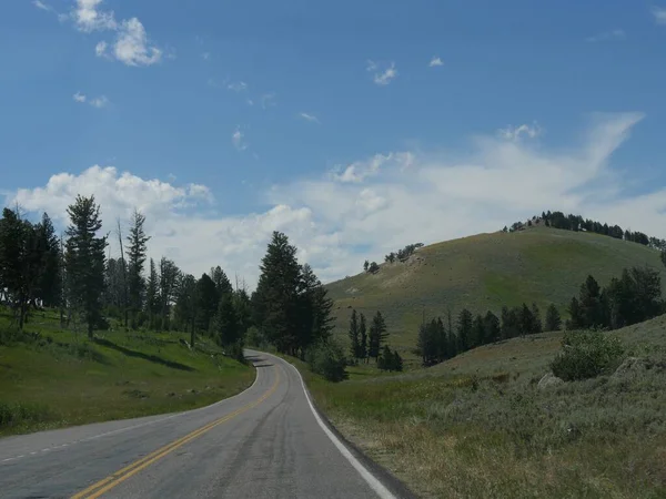 Düz virajlı yollar Yellowstone 'da manzaralı sürücüler sağlıyor. — Stok fotoğraf