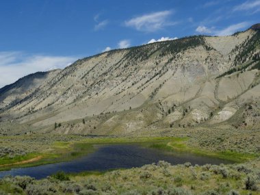 Dramatik tepeler ve yemyeşil vadiler, Yellowstone Nehri akışıyla