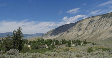 Geniş manzaralı yapılar gras tarafından kısmen gizlenmiş.