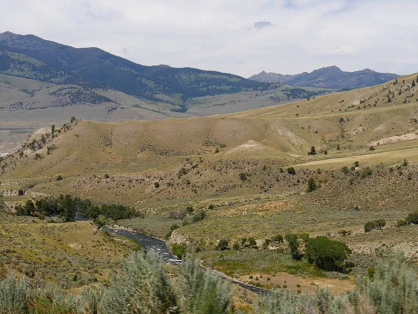 Rolling hills and mountains with the Yellowstone River flowing a — Stock Photo, Image