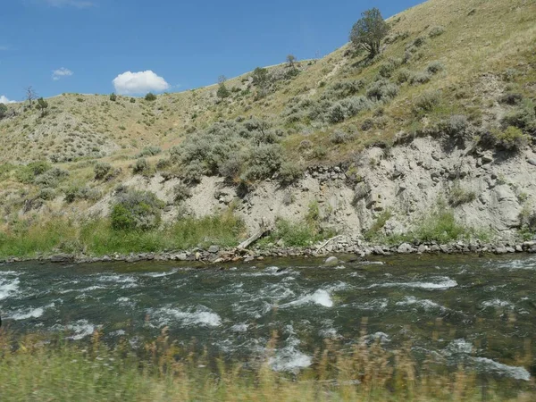 Nahaufnahme eines Teils des Flusses Yellowstone, der entlang der Straße fließt — Stockfoto