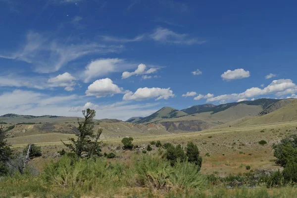 Wide landscape at Yellowstone National Park in Wyoming on the wa — Stock Photo, Image