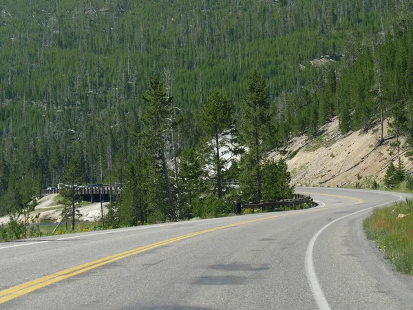 Route sinueuse panoramique autour du parc national Yellowstone dans le Wyom — Photo