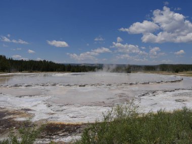 Wyoming, Yellowstone Ulusal Parkı 'nda açık gökyüzü olan Lower Geyser Havzası' ndaki fıskiyenin nefes kesici manzarası..