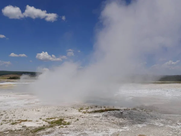 Primo piano del vapore che sale dal Clepsydra Geyser al Lower — Foto Stock