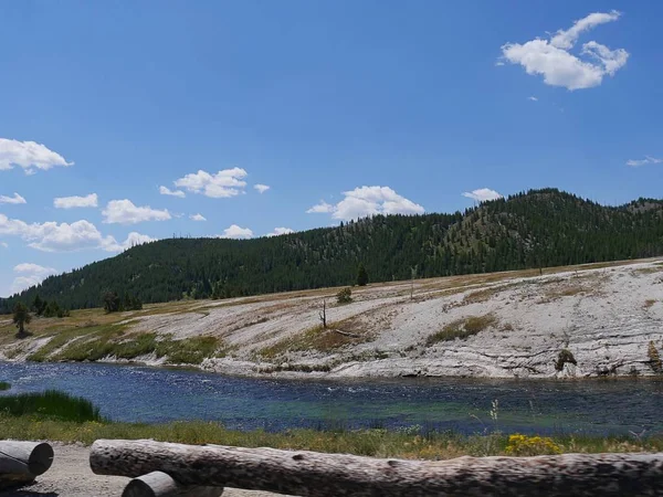Wunderschöne Landschaft Oberen Geysirbecken Mit Baumstämmen Zum Sitzen Yellowstone Nationalpark — Stockfoto