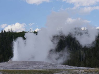 Old Faithful gayzerindeki patlamalar Yellowstone Ulusal Parkı, Wyoming 'deki en büyük kalabalık çekmecelerinden biri..