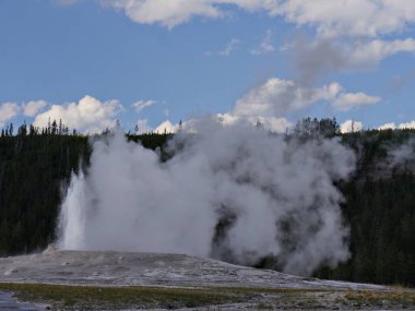 Wyoming 'deki Yellowstone Ulusal Parkı' ndaki Yukarı Gayzer Havzası 'nda Eski Sadık gayzer patlaması.. 