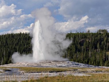 Wyoming 'deki Yellowstone Ulusal Parkı' nda sabah erken saatlerde meydana gelen patlamada kaynayan su ve buharın eski sadık gayzerden fışkırdığını gösteren nefes kesici bir gösteri..