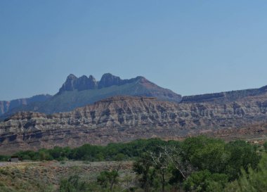 Utah, Usa 'daki Zion Ulusal Parkı' nda düz tepeleri olan katmanlı kaya oluşumları.