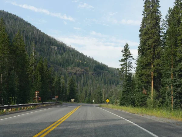 Aussichtsreiche Autofahrten Auf Asphaltierten Straßen Yellowstone Nationalpark Wyoming — Stockfoto