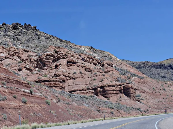 Verharde Weg Langs Gelaagde Rotsformaties Het Zion National Park Utah — Stockfoto