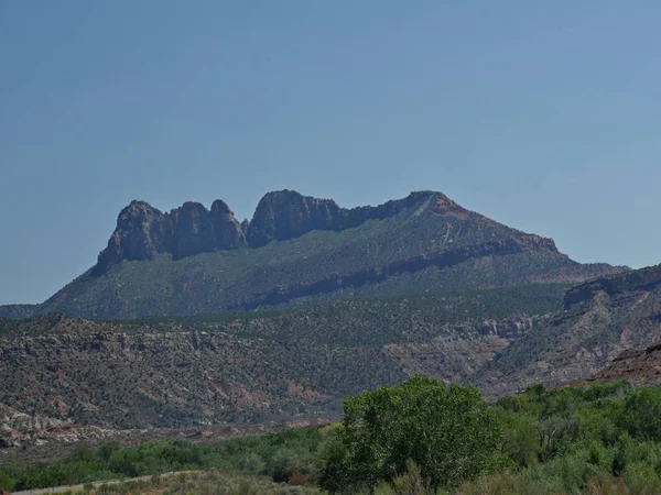 Weitwinkelaufnahme Entfernter Gipfel Mit Grünem Gebüsch Vordergrund Zion Nationalpark Utah — Stockfoto