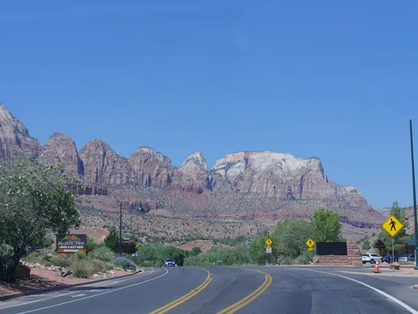 Springdale Utah 2018 Augusztus Drámai Hegycsúcsok Útjelzőkkel Sion Nemzeti Park — Stock Fotó