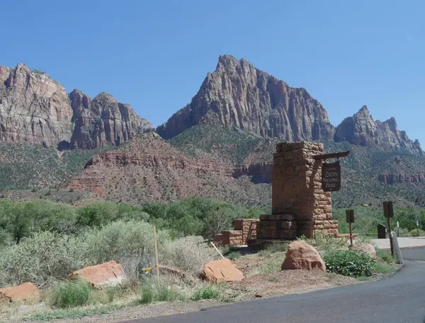 Dramatiska Toppar Med Ingången Till Zions Nationalpark Utah Usa — Stockfoto