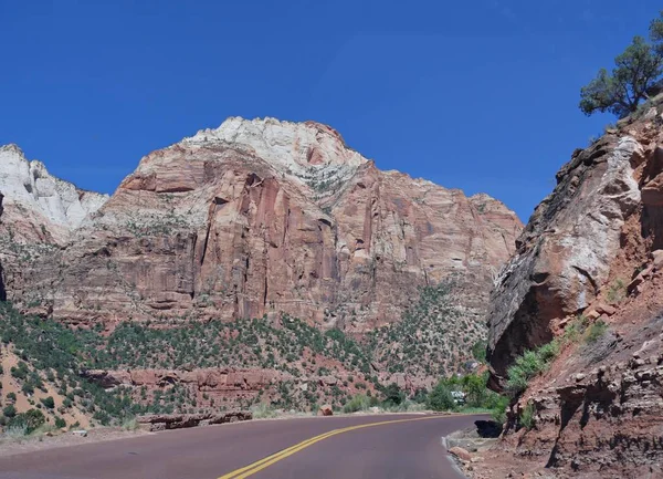 Hohe Rote Klippen Und Geschichtete Felsformationen Zion Nationalpark Utah Usa — Stockfoto