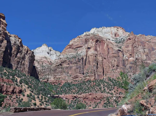 Röda Väggklippor Och Skiktade Klippformationer Vid Zion National Park Utah — Stockfoto